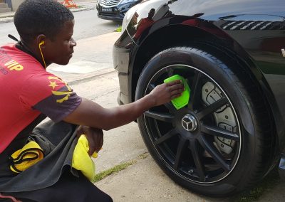 Alicação de protecção contra sujidades na roda e pneus