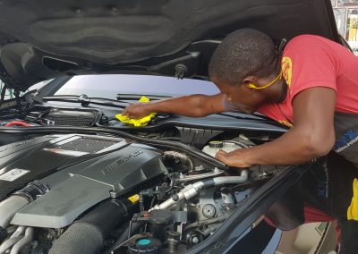 Limpeza detalhada do motor e aplicação de verniz de protecção